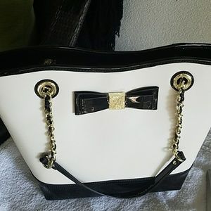 NWT Anne Klein ivory purse w/blk patent lthr trim